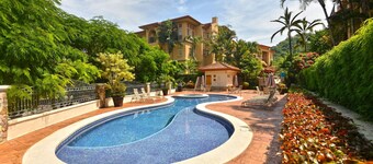 Bella Vista 3F- 3 bdr 3 1 2 Bath Family