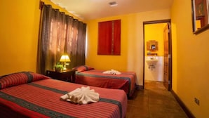 4 bedrooms, in-room safe, iron/ironing board, WiFi (free) - Beautiful Lakefront home: gardens  (Santiago Atitlan)