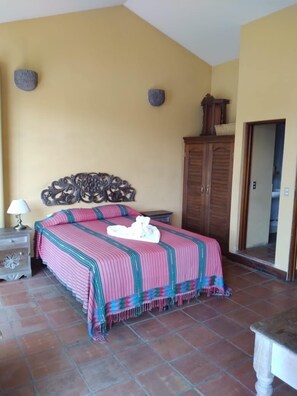 4 bedrooms, in-room safe, iron/ironing board, free WiFi - Beautiful Lakefront home: gardens  (Santiago Atitlan)
