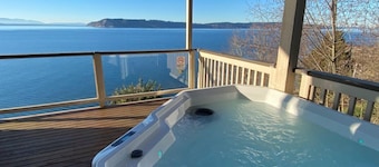 Stunning House with Views of Puget Sound! Ideal for Family Reunions
