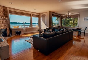 Una televisión, una chimenea, videojuegos, un futbolín