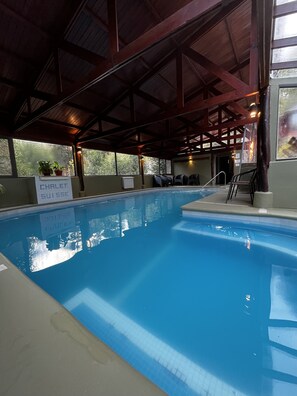 Indoor pool, seasonal outdoor pool - Posada Chalet Suisse (Villa General Belgrano)