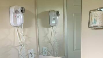 Habitación básica, varias camas, para no fumadores | Baño | Tina, toallas, jabón