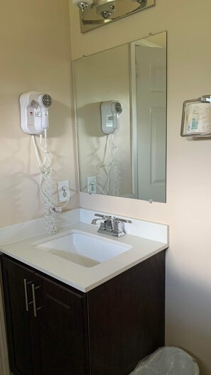 Basic Room, Multiple Beds, Non Smoking | Bathroom | Bathtub, towels, soap - Apsley Inn and Restaurant (North Kawartha)