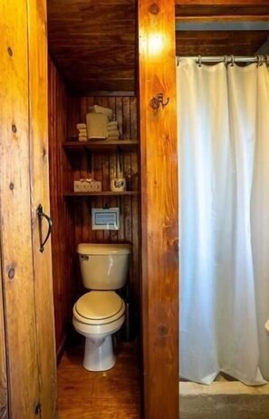 Serviettes fournies, papier toilette