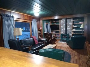 TV, Netflix, books, streaming services - Cabin #11 -The Cadillac (Cadillac)