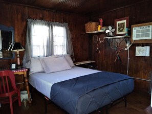 1 bedroom, WiFi, bed sheets - Cabin #2 - Summer Fun (Cadillac)