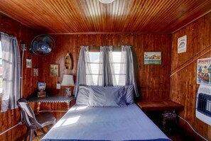 1 bedroom, desk, WiFi, bed sheets - Cabin #4 - Gone Fishin' (Cadillac)