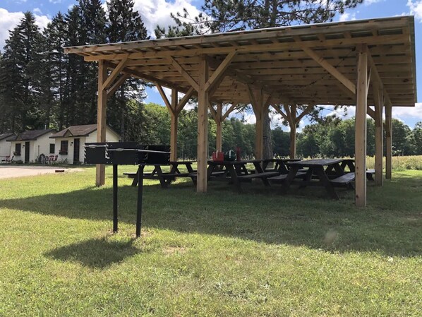 Outdoor dining - Cabin #5 - The Ellie Mae (Cadillac)