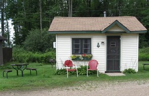 Outdoor dining - Cabin #5 - The Ellie Mae (Cadillac)
