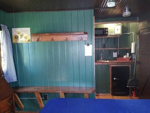 1 bedroom, desk, WiFi, bed sheets - Cabin #5 - The Ellie Mae (Cadillac)