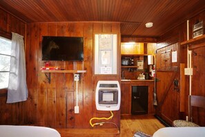1 bedroom, desk, WiFi, bed sheets - Cabin #7 - The 7 Point (Cadillac)