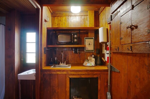 Réfrigérateur, micro-ondes, cafetière/bouilloire, congélateur