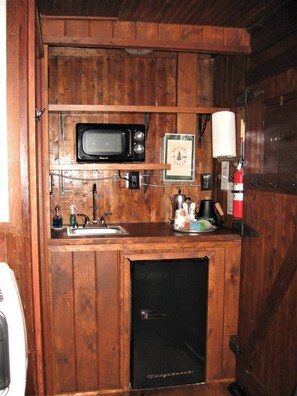 Refrigerador, microondas, cafetera/tetera, freezer