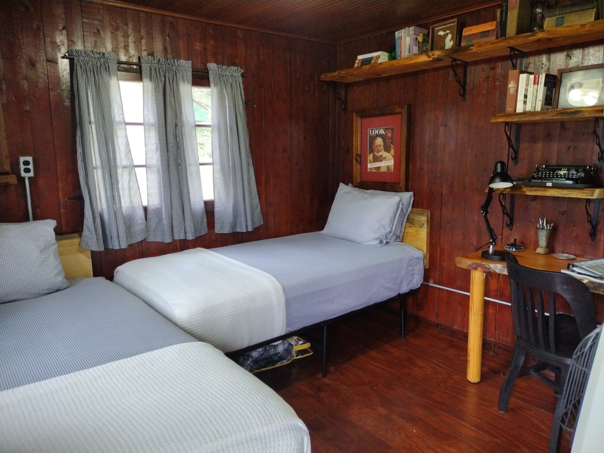 1 bedroom, desk, WiFi, bed sheets
