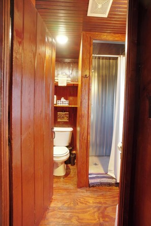 Shower, toilet paper - Cabin #8 - The Hemingway (Cadillac)