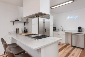 Fridge, microwave, oven, stovetop - North Chatt Hideaway! 2BR, Great Neighborhood! (Chattanooga)