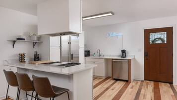 Køleskab, mikrobølgeovn, ovn, kogeplade