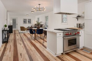 Køleskab, mikrobølgeovn, ovn, kogeplade