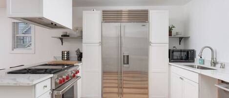 Réfrigérateur, four à micro-ondes, un four, surface de cuisson