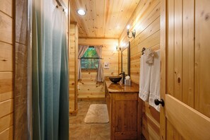 Bathtub, towels