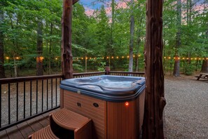 Outdoor spa tub - Kickapoo Pines is a large, luxurious 4 bedroom, 3 ½ bath cabin near Beavers Bend State Park, Broken Bow Lake, and all the fun activities in the Hochatown area. (Broken Bow)
