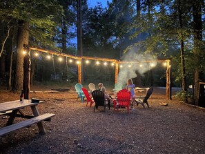 Outdoor dining - Kickapoo Pines is a large, luxurious 4 bedroom, 3 ½ bath cabin near Beavers Bend State Park, Broken Bow Lake, and all the fun activities in the Hochatown area. (Broken Bow)