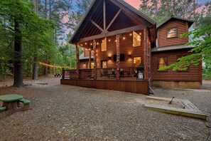 Exterior - Kickapoo Pines is a large, luxurious 4 bedroom, 3 ½ bath cabin near Beavers Bend State Park, Broken Bow Lake, and all the fun activities in the Hochatown area. (Broken Bow)