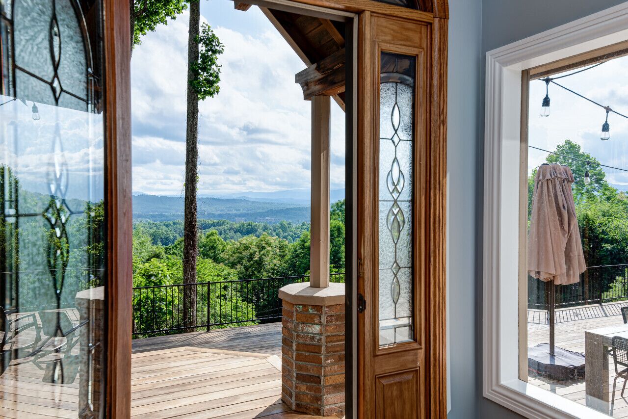 The Scenic View: Fully Equipped Home, Mountain Views, Workspaces, and Gym