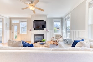 Smart TV, fireplace, stereo