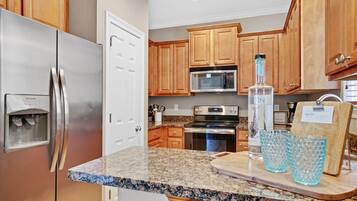 冷蔵庫、電子レンジ、オーブン、コンロ