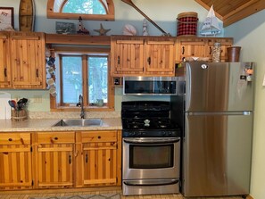 Refrigerador, microondas, horno y parrilla de estufa 