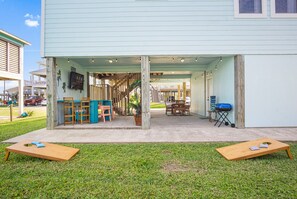 Terrace/patio - 3 min walk to the beach! Arcade Games and Outdoor fun! (Bolivar Peninsula)