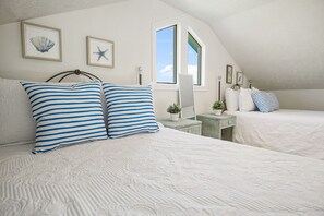 4 bedrooms, desk, iron/ironing board, travel cot - 3 min walk to the beach! Arcade Games and Outdoor fun! (Bolivar Peninsula)