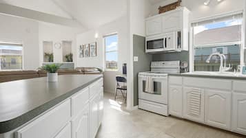 Jääkaappi, mikroaaltouuni, uuni, liesi