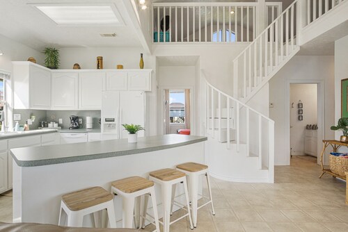 3 min walk to the beach! Arcade Games and Outdoor fun!