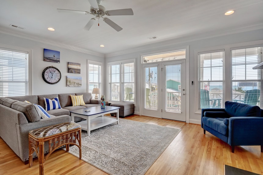 10 Bedroom, 8 Bath! Elevator! 2 Min. To The Ocean! Only Thing Missing Is You!!! - Kure Beach, NC