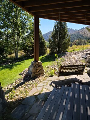 Terrace/patio - Mammoth Lakes alternative premier housing. Custom Craftsman Home 14miles East (Mammoth Lakes)