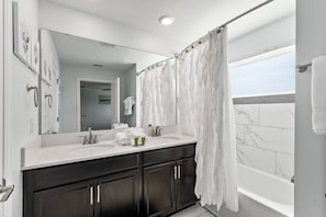 Combined shower/tub, hair dryer, towels