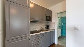 Kühlschrank, Mikrowelle, Ofen, Geschirrspüler