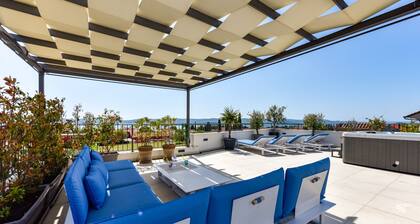 Villa Azzuro with roof terrace and pool