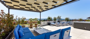 Villa Azzuro with roof terrace and pool