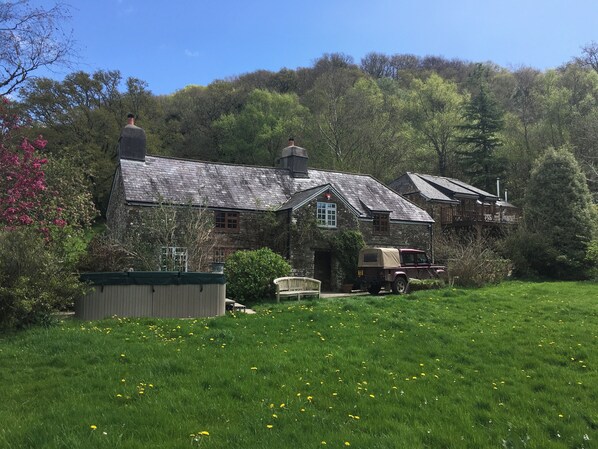 Exterior - Alfresco Family Farmhouse with Sauna, Hot Tubs and Wild Swim Adventure (Woodleigh)
