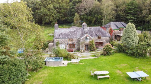 Alfresco Family Farmhouse with Sauna, Hot Tubs and Wild Swim Adventure