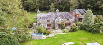 Alfresco Family Farmhouse with Sauna, Hot Tubs and Wild Swim Adventure