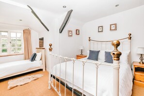 7 bedrooms, iron/ironing board, WiFi, bed sheets - Alfresco Family Farmhouse with Sauna, Hot Tubs and Wild Swim Adventure (Woodleigh)