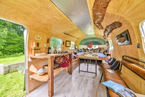 المنشأة من الداخل