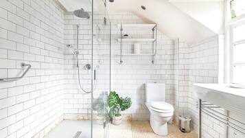 Dusche, HandtĂŒcher, Seife, Toilettenpapier