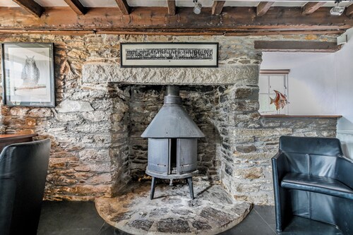 Alfresco Family Farmhouse with Sauna, Hot Tubs and Wild Swim Adventure