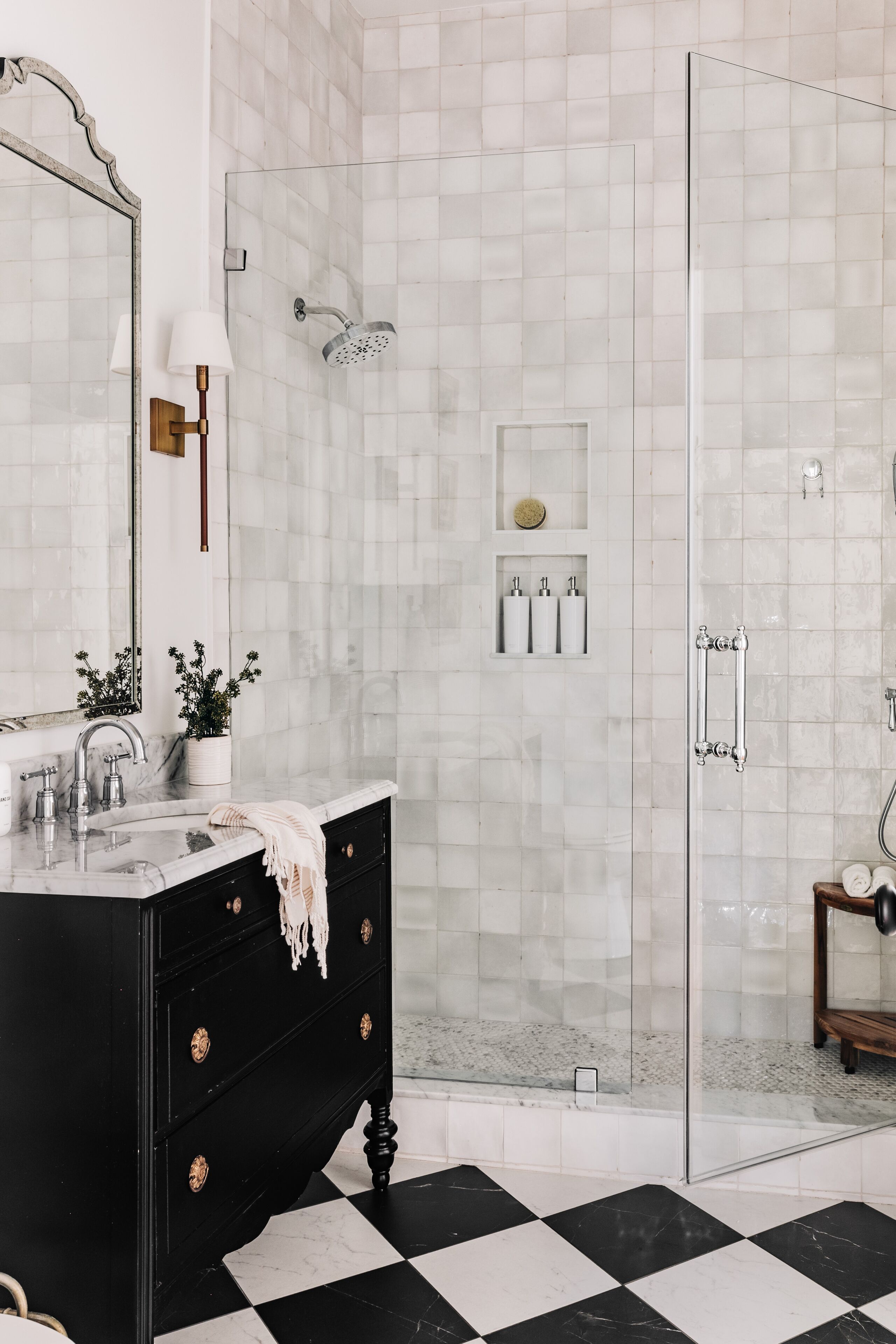 Een douche, een haardroger, handdoeken, zeep